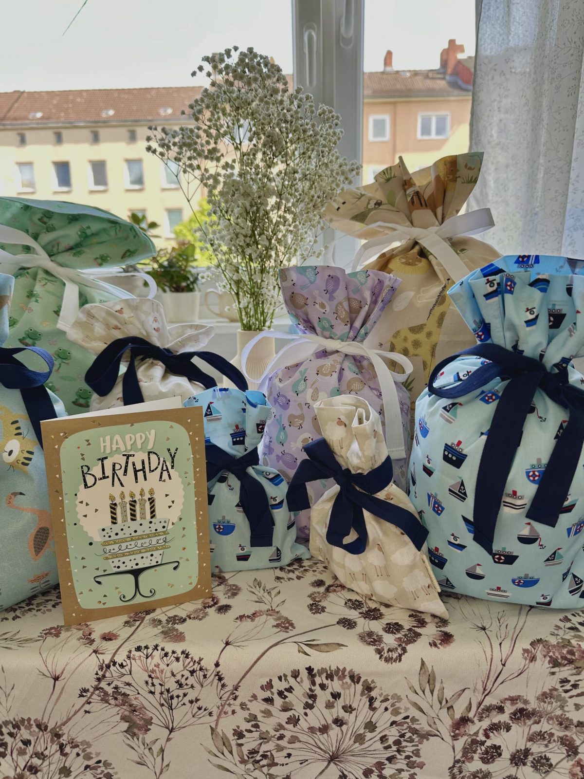 Geburtstagstisch mit Geschenkbeuteln